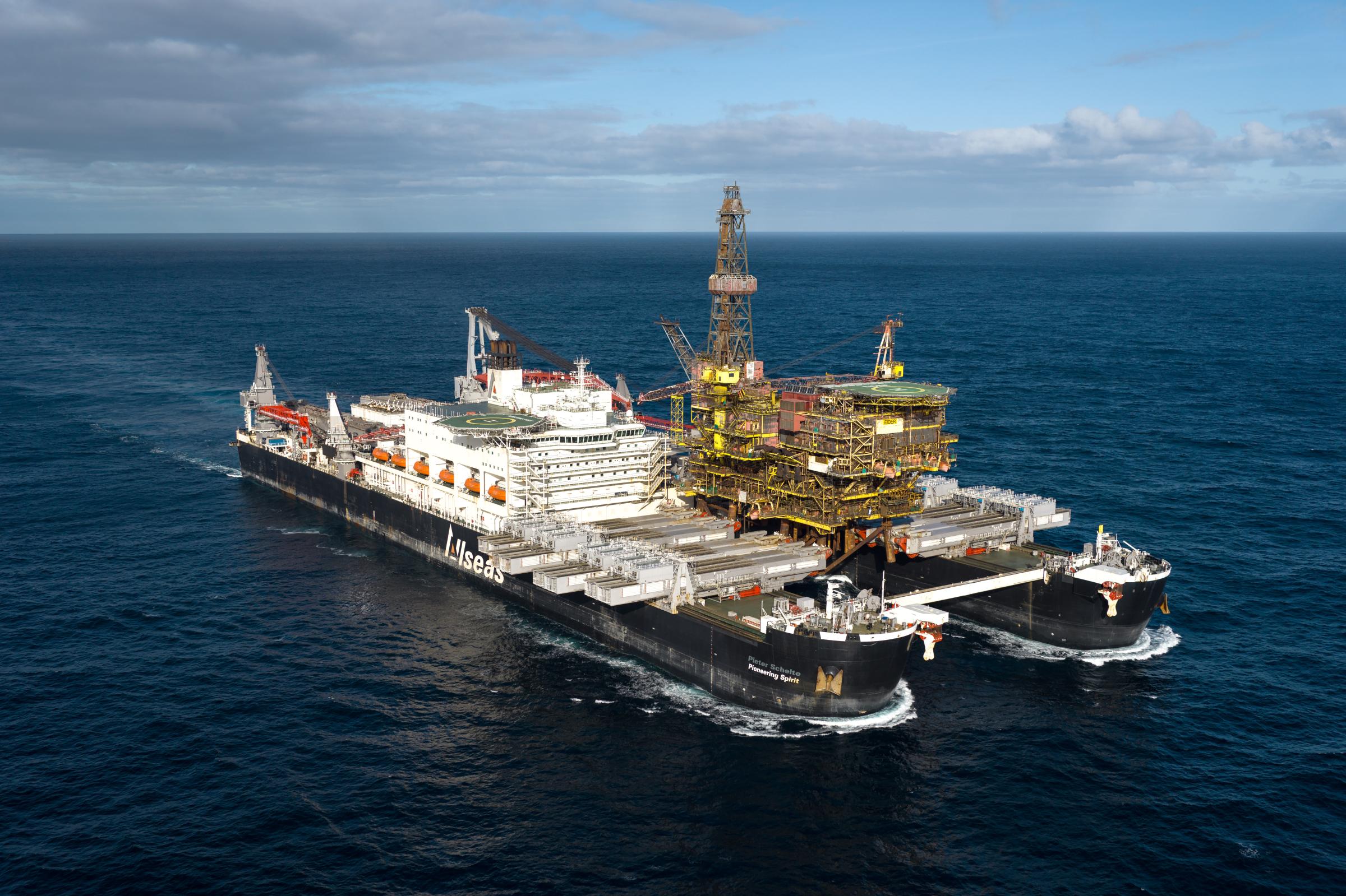 Eider Alpha topsides removal