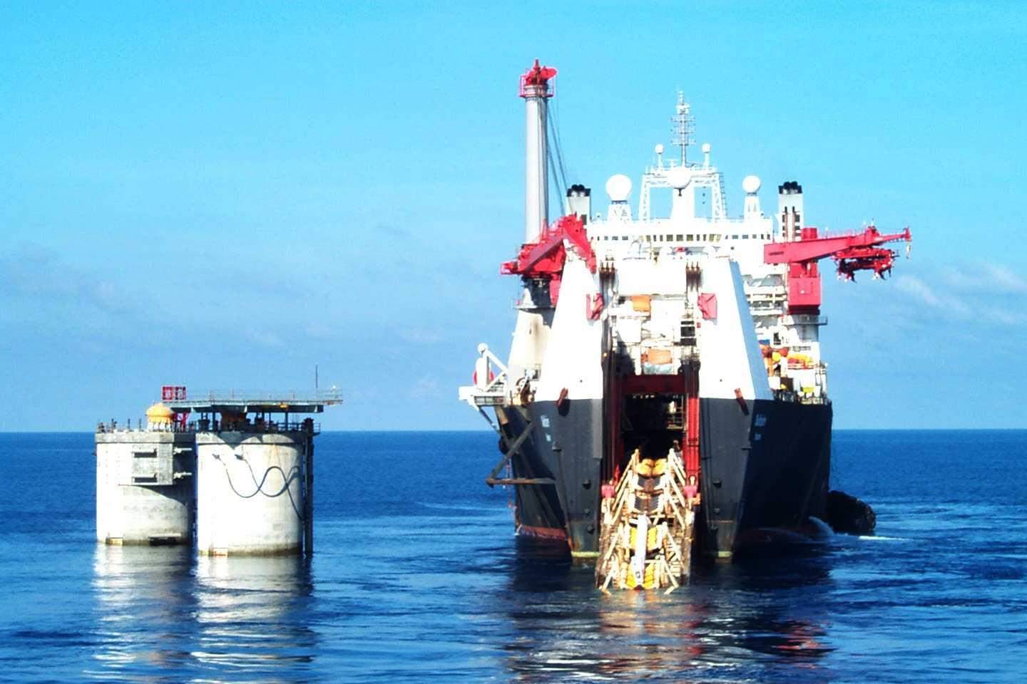 Flowline laydown close to shallow-water platform