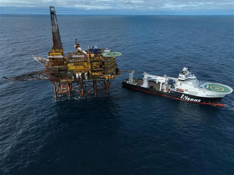 Final phase of platform preparations for single-lift removal