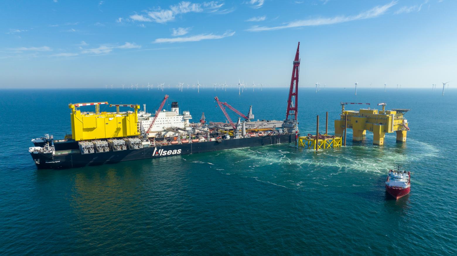 Heavy lift Crane piling