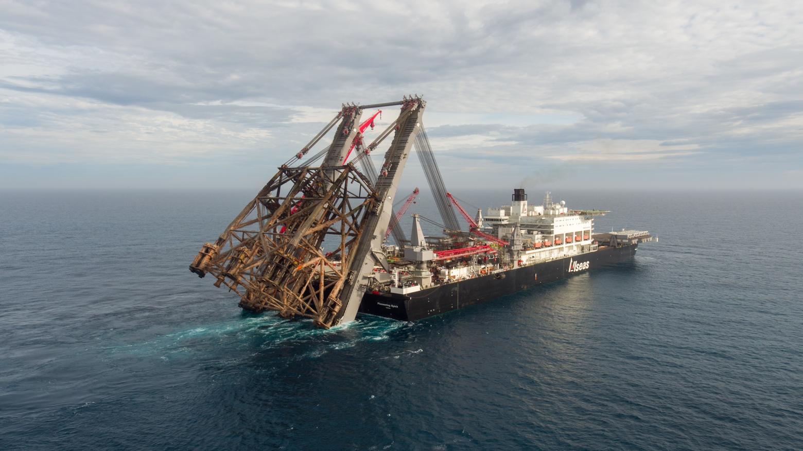 Who we are - Our equipment_03 Heavy lift_JLS transit