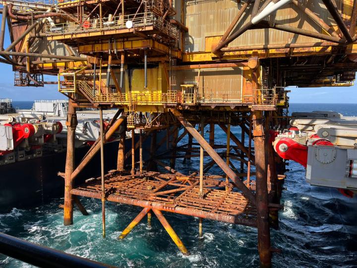 Single-lift removal of the Heather Alpha topsides