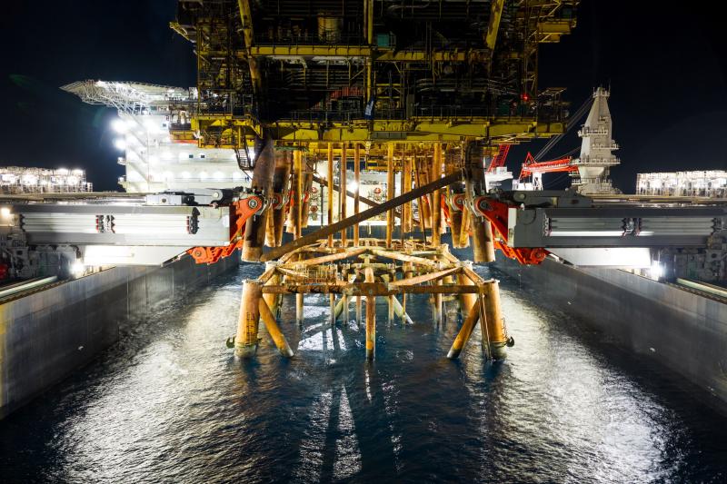 Pioneering Spirit fast lift Eider Alpha topsides